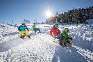 2_Rodeln-am-Schatzberg-Winter-Ski-Juwel-Alpbachtal-Wildschoenau_Alpbachtal-Tourismus_Foto-Shootandstyle-Hannes-Sautner_Alpbachtal-Tourismus_shootandstyle.com_Alpbach.jpg